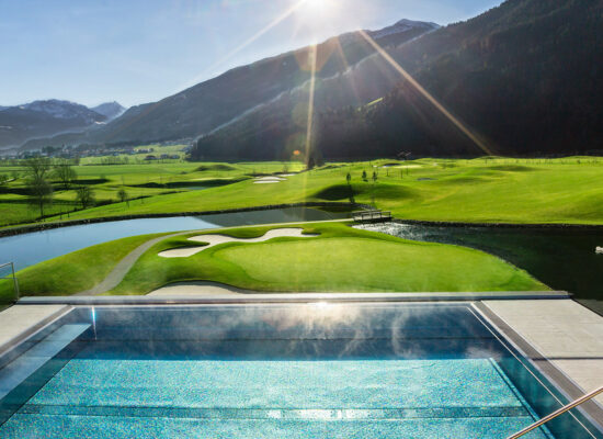 Alpin Luxe Golf - Rooftop pool overlooking Championship Golf Club Zillertal Uderns